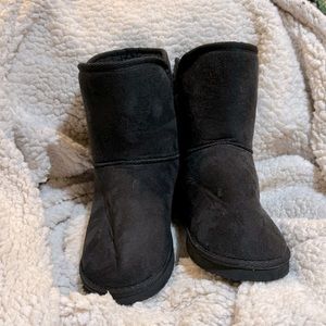 Black winter boots